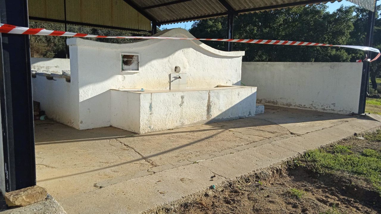 Trabalhos de manutenção e pinturas no “Tanque Velho”